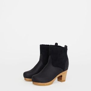 Number 6 clog boots! Size 9.